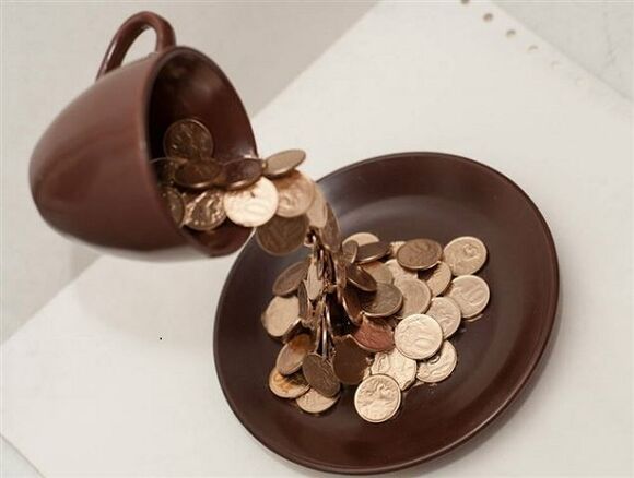 Schüssel mit Münzen, um Geld anzuziehen