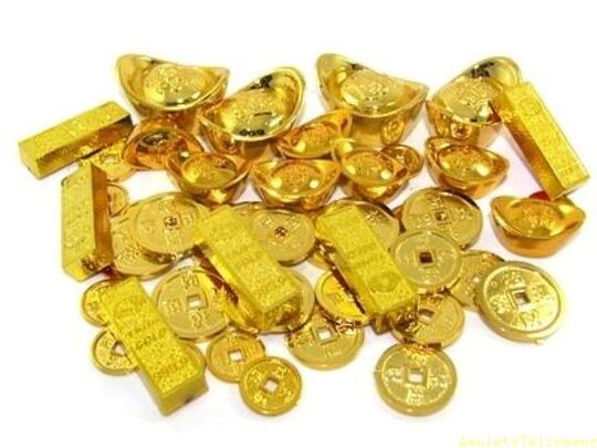 Goldbarren und Münzen als Glücksamulette