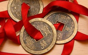 Chinesische Münzen mit einer roten Schleife